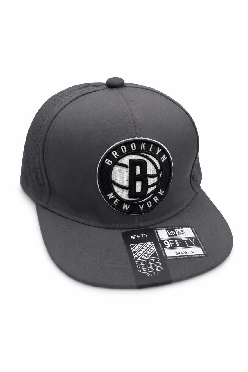 GORRA PLANA BROOKLYN GRIS OSCURO