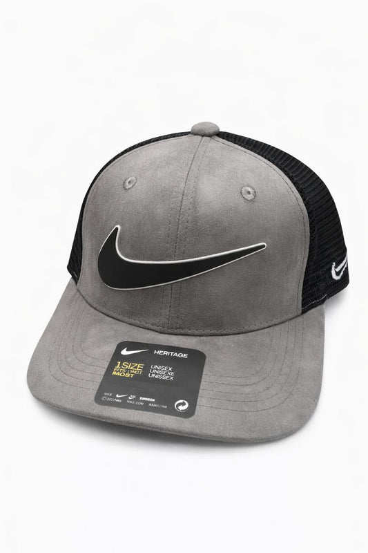 GORRA PLANA NIKE GRIS NEGRO